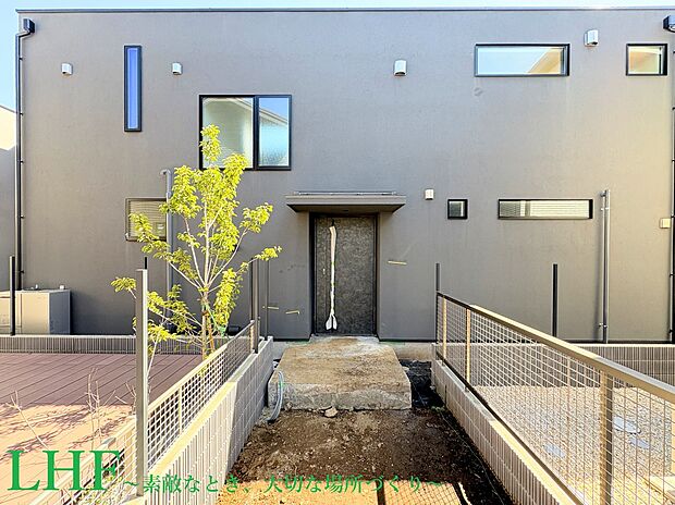 【吉祥寺Private＆Rich】
敷地面積61坪以上の土地に、機能性とデザイン性を兼ね備えた「4LDK」の新築戸建が誕生。吹抜や中庭から効率よく光を取り込み、開放的な住空間が演出されています。