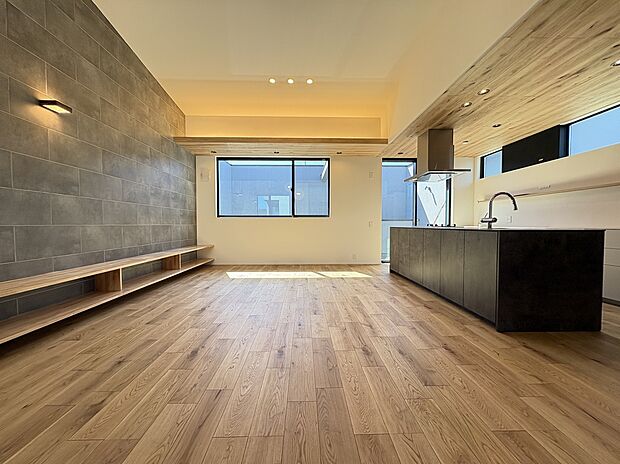 【LDK】
約23.1帖の開放的なLDK。2階に配置され、外部の視線を気にせずゆったりプライベートを楽しむことができます。意匠を凝らしたスタイリッシュな内装も魅力のひとつ。