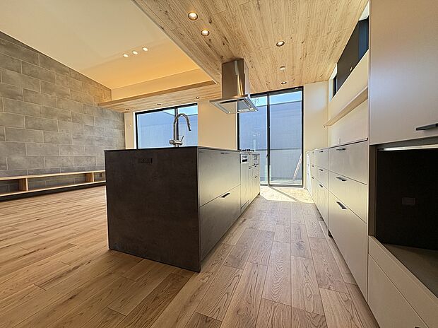 【キッチン】
回遊動線が実現するアイランドキッチン。複数人での調理や配膳・片付けがスムーズです。調理中でもLDにいる家族の様子が確認しやすく、家族との一体感を味わえます。