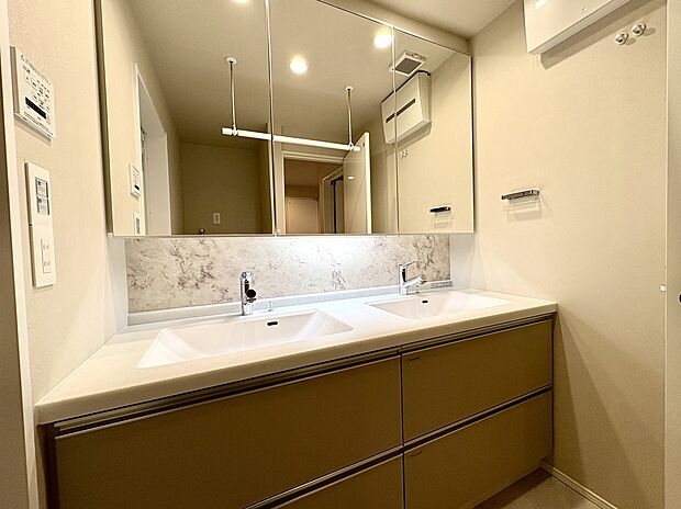 【洗面室/2号棟】
様々な角度から身だしなみを確認できる、三面鏡付き洗面化粧台。ダブル洗面が採用されており、忙しい朝に混雑せずスムーズに身支度できます。