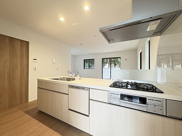 【キッチン】
ホワイトカラーで清潔感のあるシステムキッチン。家事をしながらご家族とのコミュニケーションが取りやすい、対面式です。