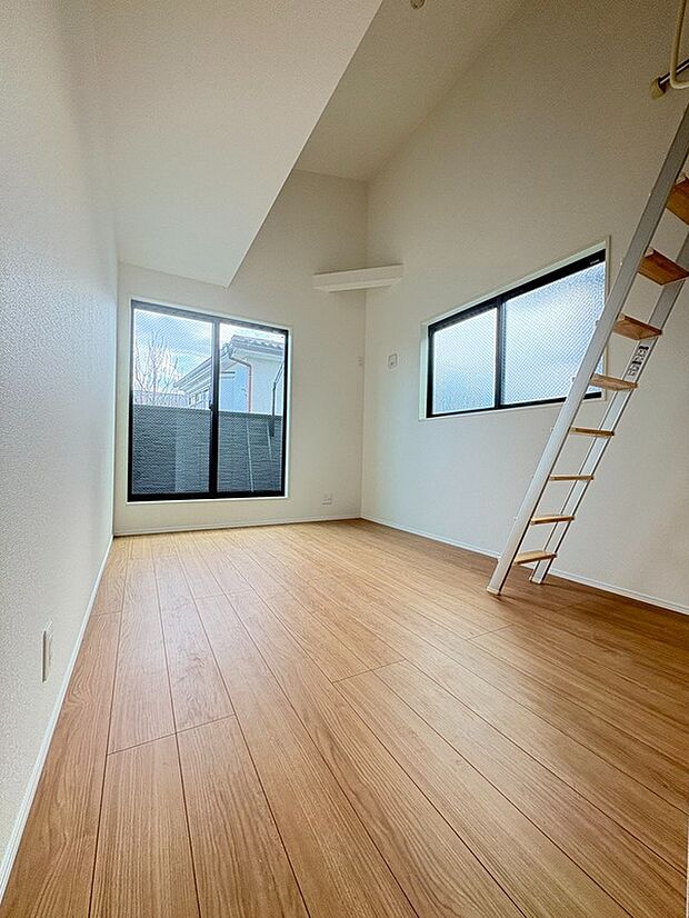 【洋室/約6.44帖】
季節物衣類や来客用の寝具、シーズンオフの家電など、まとめて収納していただける、約4.44帖のロフトが備わっています。