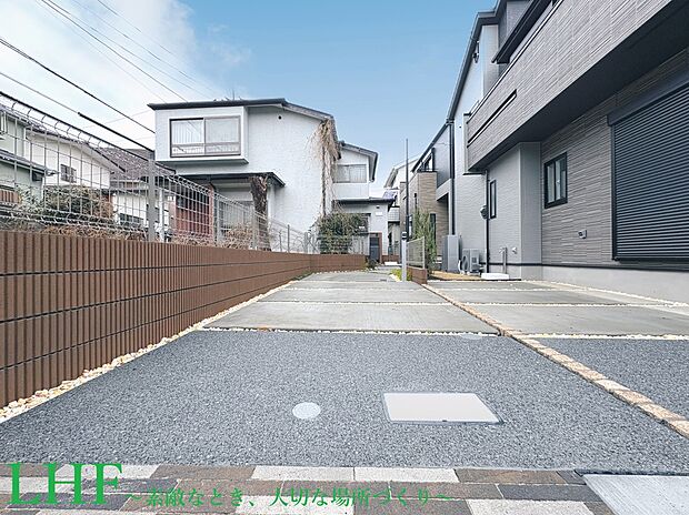 【富士見台で叶える子育てライフ】
西武池袋線「練馬高野台」駅徒歩9分の立地に建つ、ZEH水準仕様の新築戸建。太陽光発電×長期優良住宅で、環境にも家計にも優しい住まいです。