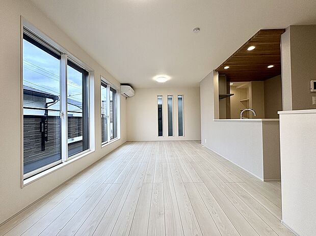 【LDK/約19.0帖】
南面含む3面採光が確保されたLDK。2階に配置されているため、外部からの視線を気にすることなくゆったりお過ごしいただけます。