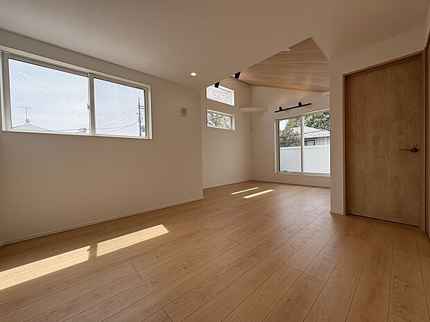 【LDK/3号棟】2階リビングのため、外からの視線が気にならずに、ゆったりと家族団らんのひと時が過ごせます。ダイニングテーブルやソファなどを置いてもゆとりのある広さです。