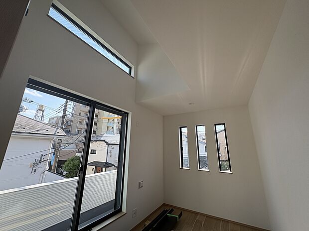 【洋室/約5.0帖】
南西側のお部屋です。物入付き。上部は一部吹抜けになっているため、開放感があります。バルコニーへ出ることができます。