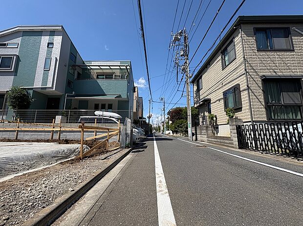 【前面道路を含む現地写真】
前面道路は、比較的見通しの良い直線道路ですので、出入りの際安全確認をスムーズに行えます。アスファルト舗装されており、ベビーカーや自転車でも通行がしやすいです。