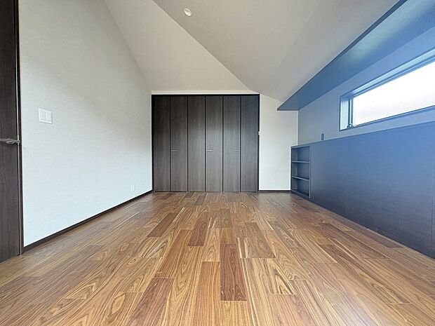 【間取り/B号棟】
ご家族が集うLDKは、南向きで約22.1帖の広さ。全居室に収納が備えられております。建物面積128.32m2、土地面積161.87m2、価格19280万円