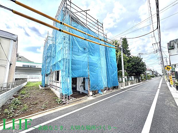 【前面道路を含む現地写真】
西武新宿線「井荻」駅まで徒歩14分。バス利用で荻窪方面もアクセスしやすく、利便性の高い立地です。教育機関が徒歩5分圏内に点在し、保護者の方も安心して送り出せます。