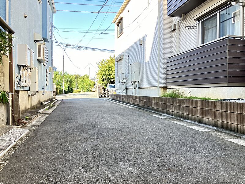 【前面道路含む現地写真】