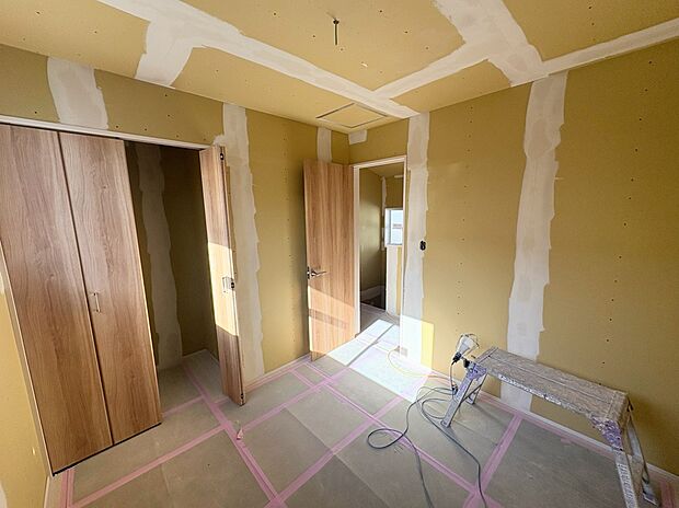 【【現地写真】】全棟、LDKを含め全居室に収納が設置されています。また、ロフト収納付きですので季節物などもすっきりと収納することができます。※1号棟成約/2025.11.30撮影