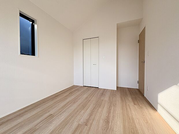 【【洋室6.25帖/1号棟】】南向きバルコニーに出入りできます。上部吹抜け仕様、約3帖のロフトがあります。さらにWICが備えられた洋室で、一番広いため主寝室としてもおすすめの一室です。