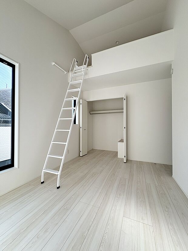 【【洋室約7.0帖/3号棟※成約】】南向きバルコニーが面した約7.0帖の洋室です。掃き出し窓があり、陽光が豊かに差し込む室内。2階の各洋室は振り分けタイプの配置で、プライベート時間も大切にしながら暮らすことができます。