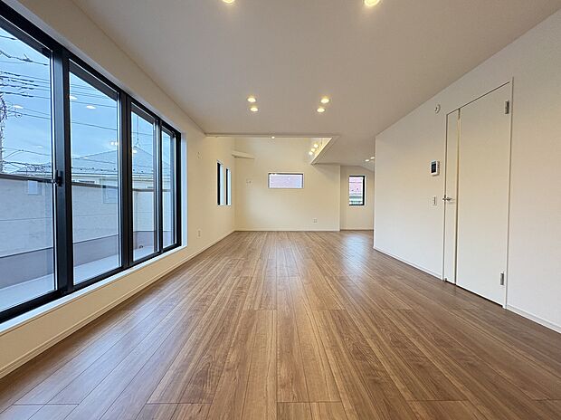 【【LDK】】2階リビングのため、外からの視線が気にならずに、ゆったりと家族団らんのひと時が過ごせます。南に面したバルコニーから、陽光が注ぎ込みます。