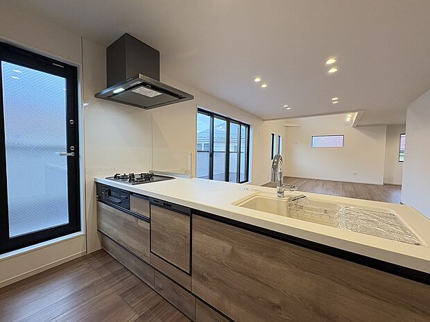 【【キッチン】】食器洗浄乾燥機と浄水器が搭載されたシステムキッチン。シンク下と背面に収納があり、キッチン周りをスッキリと整頓できそうです。