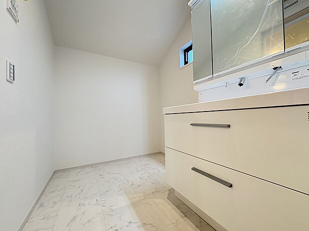 【【洗面所】】ヘアセットや身支度に便利な三面鏡付きの洗面化粧台。鏡裏・洗面ボウル下に収納スペースがあり、洗面用品や化粧品、ストック類など整理できます。