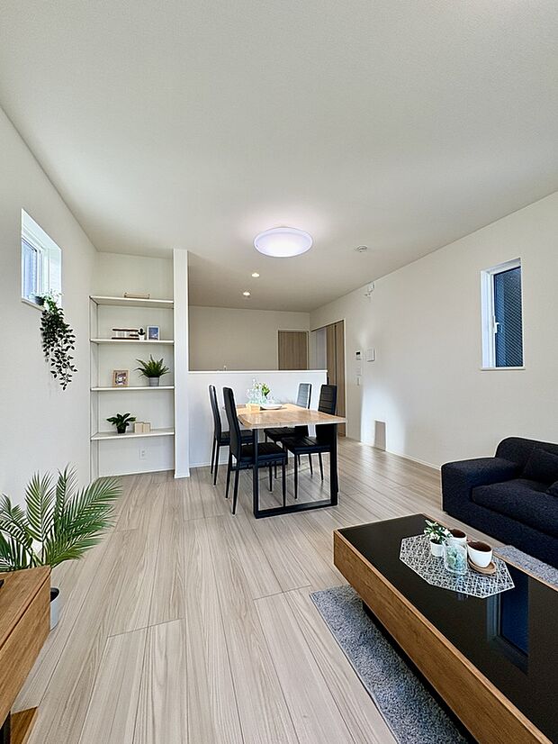 【【LDK】】ダイニングテーブルとソファを置いてもゆとりのある広さです。ご家族と一緒にリラックスした時間を過ごせます。調理や後片付け中も、キッチンからリビング・ダイニングで遊ぶお子さまの姿を見守れます。