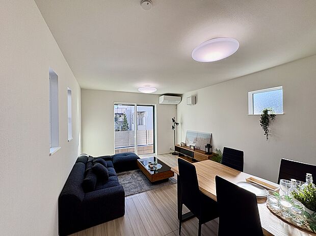 【【LDK】】ハイトーンで明るく、シンプルな内装です。北欧調やナチュラルテイストなど、お好みのインテリアコーディネートを楽しめます。南東側の掃き出し窓には、外部からの侵入を防ぐシャッターが設置されています。