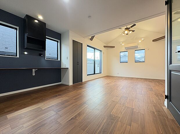 【【LDK/約19.07帖】】LDKの一角に造作カウンターが設けられています。書き物やPC作業、家事スペースや学習スペースとしてなど、多目的に活用できます。