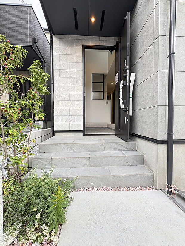 【【玄関】】住まいの顔となる玄関。モノトーン調でまとめられた、スタイリッシュな外観デザインです。