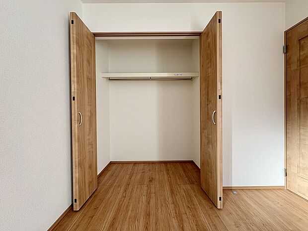 【【収納】】各洋室に収納が備えられており、住空間を有効に活用することができます。