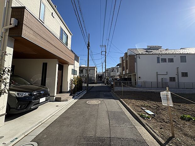 【【現地写真】】北東側の前面道路の幅員は約3.7m。前面道路と敷地との高低差がなく、車や自転車などの出入りがスムーズです。/2026.1.23撮影