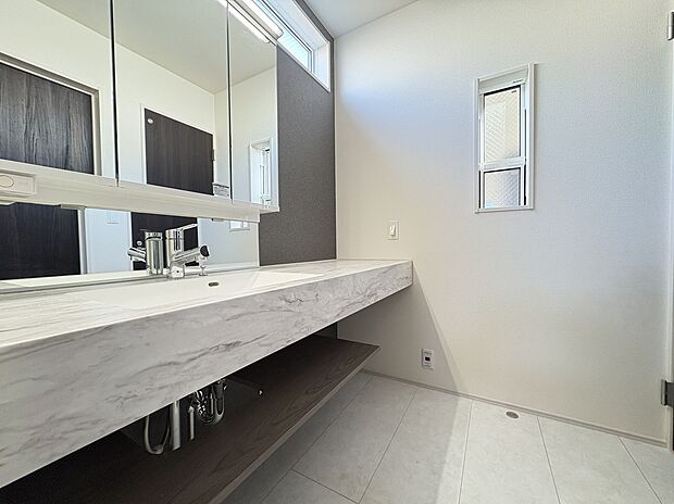 【【洗面室】】身支度の際に便利な三面鏡タイプの洗面台が採用されています。ゆったりした広さで、混雑する時間帯でもそれぞれの身支度などを行いやすいです。お子様が使いやすいミドルミラー付きです。