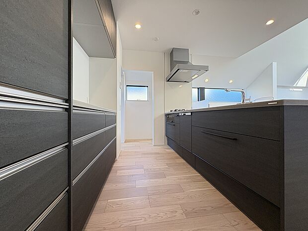 【【キッチン】】キッチン背面には、カップボードとパントリーが設けられています。食材や食器類、調理器具などを、すっきりと整頓できそうです。