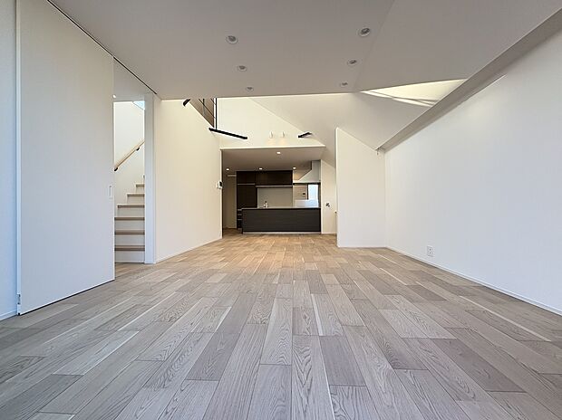 【【LDK/約23.6帖】】明るくシンプルな内装につき、お好みのインテリアで空間づくりを楽しめます。LD部分には、床暖房付き。寒い時期は足元から温まることができます。