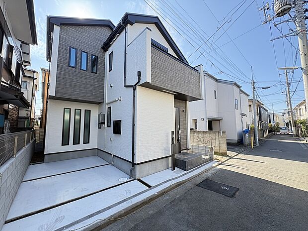 【【現地外観写真】】天井の高さを活かしたロフト&吹抜けが設けられた2階建て住宅です。バルコニーも2ヶ所(南・北)にあり、開放感のある居住空間でお過ごしいただけます。