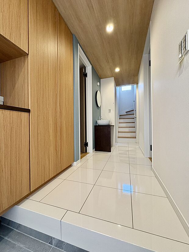 【【C号棟玄関】】玄関手洗い器が備わっています。室内に汚れを持ち込まないように、帰宅後すぐに手洗いができます。感染症対策や、お子様への習慣付けもスムーズに叶いそうです。