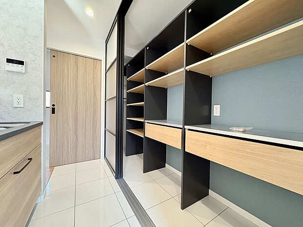 【【B号棟キッチン収納】】食料品や飲料品のストック、ホットプレートなどの調理家電など、たくさん収納できます。物が多く集まるキッチン周りがスッキリ片付きます。