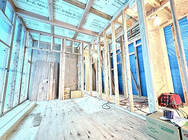 【【施工写真】】生活のメインスペースとなるLDKは、16.4帖以上のゆとりある広さです。テーブルやソファなどを置いても余裕があり、ご家族と一緒にリラックスした時間を過ごせます。床暖房あり。