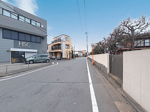 【【前面道路含む現地写真】】前面道路幅員は約7.2m。車の出し入れなどがスムーズに行える、ゆとりある広さです。周辺環境もあわせて、ぜひ現地をご見学ください。