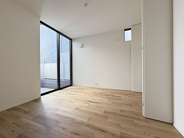 【【洋室/北東側約6.0帖】】収納が設けられ、子ども部屋や趣味の部屋など多目的に活用できます。シンプルな内装が採用されているため、お好みのインテリアを楽しむことができそうです。