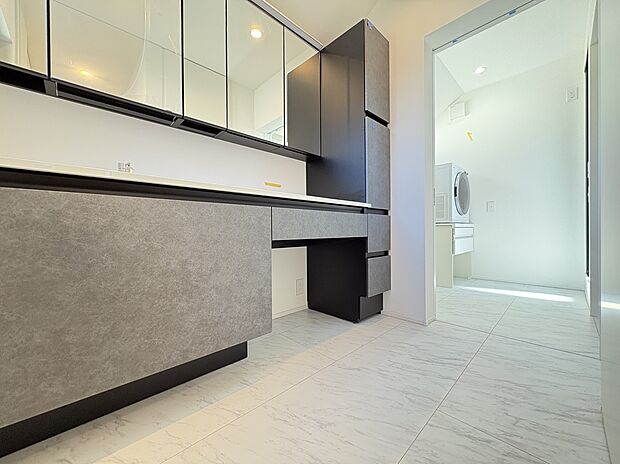 【【洗面所】】約2.5帖の広さが確保されています。2人同時に使用してもぶつかりにくく、忙しい時間帯でもゆとりをもって準備できそうです。鏡裏やボウル横、カウンター下に収納が設けられています。