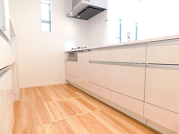 【【キッチン/施工例】】窓が設けられた明るいキッチン。調理中に効率良く換気をすることができます。床下収納はお米や調味料など、重たい物のストック場所に便利です。