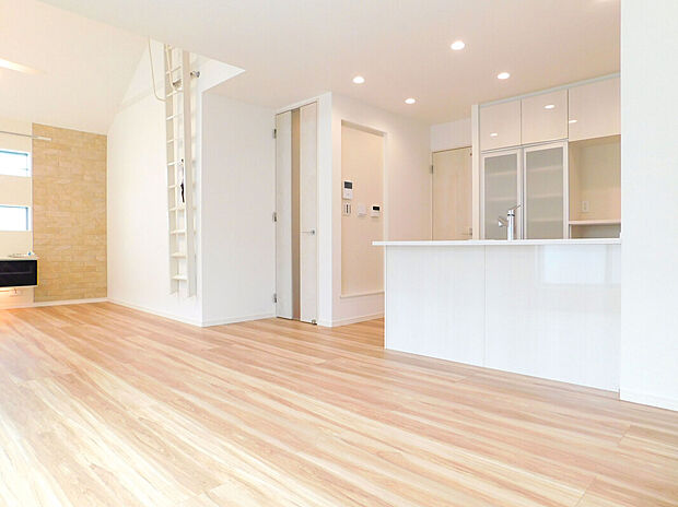 【【LDK/施工例】】外からの視線を気にせず寛げる2階LDK。ご家族でゆっくりと団らん時間を楽しめます。キッチンと洗面室が近く、炊事・洗濯等、生活動線がスムーズな設計です。