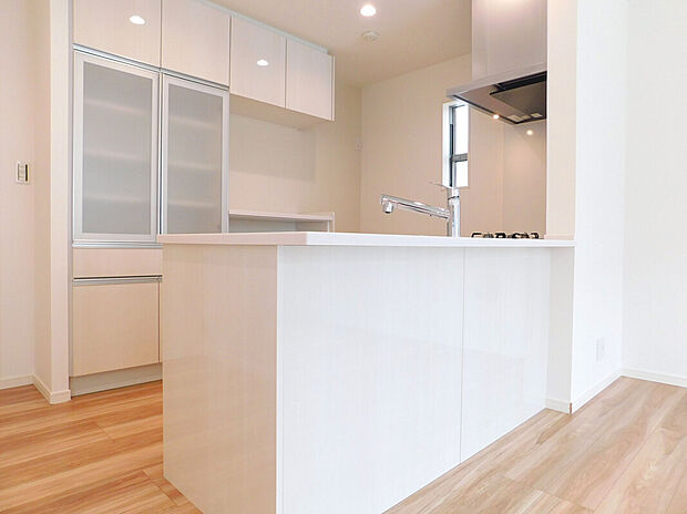 【【キッチン/施工例】】ご家族との会話が弾む対面式キッチンです。お子さまを見守りながら作業をすることができるので、安心感があります。食事の配膳や後片付けもスムーズに行えます。