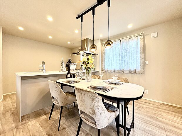 【【LDK/2号棟】】道路からの視線が気になりにくい2階リビング仕様です。プライベートな空間でゆったりと寛ぐことができます。