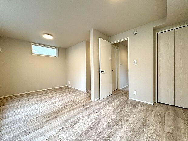 【【東側洋室/2号棟】】約5.3帖+約4.5帖の2つの個室に、将来間仕切り対応可能な洋室。お子様の成長に合わせて部屋を分けるなど、様々なライフスタイルに対応できます。