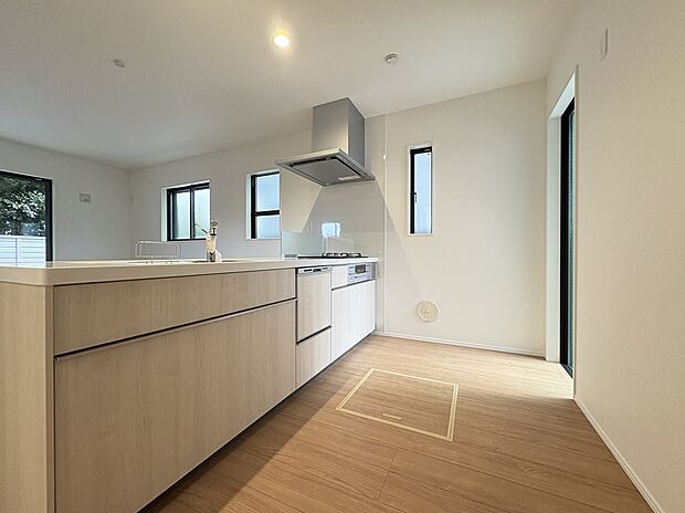 【【キッチン】】収納力のあるシステムキッチン。調理器具や食器、調味料などをすっきり収納可能です。食材の長期保管にも役立つ、床下収納も備わっています。