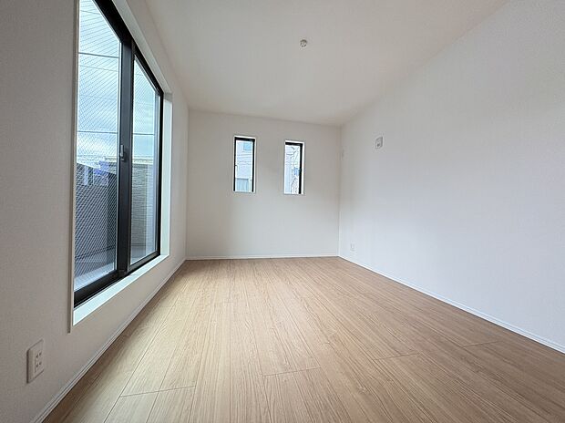 【【洋室/約6.90帖】】2箇所の小窓が可愛らしい印象の洋室。インテリアに馴染みやすい、ナチュラルウッド色のフローリングが採用されています。