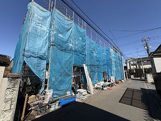 【【前面道路含む現地写真】】前面道路はアスファルト舗装され、敷地との段差がほとんどありませんので、車の入出庫もスムーズに行えそうです。/2026年3月12日撮影