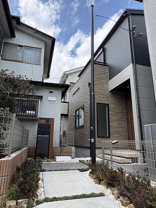 【【現地外観写真】】通行人からの視線が気にならず、プライバシーを確保しやすい立地です。1台分の駐車スペースが確保されています(車種による)。