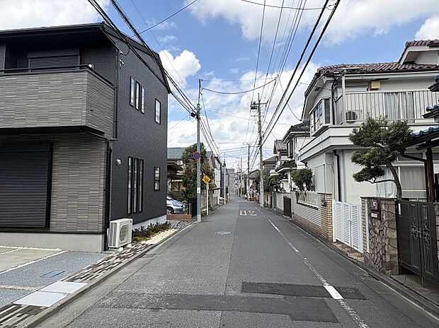 【【前面道路含む現地写真】】周辺は第一種低層住居専用地域の閑静な住宅街に位置しています。ご家族との穏やかな暮らしが叶うロケーションです。