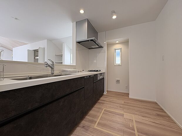 【【キッチン/2号棟】】ご家族とコミュニケーションを取りやすい対面式キッチンが採用されています。リビング・ダイニングで過ごすお子様を見守りながら調理可能です。