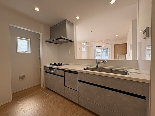 【【キッチン/3号棟】】開放的な対面式キッチン。作業中の手元を程よく隠してくれる立ち上がり付きです。3号棟は水回りが2階に集約されており、家事・生活動線良好です。