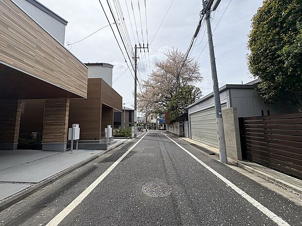 【【前面道路含む現地写真】】スーパー・コンビニ・ドラッグストアが徒歩3分圏内に揃っているため、日々のお買物に便利です。複数の保育園や公園、小学校も徒歩7分圏内にあり、子育て世帯にもおすすめ。