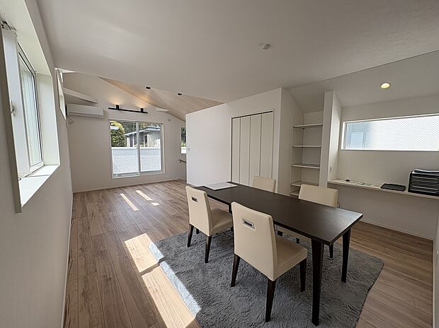 【【LDK/2号棟】】約18.8帖のLDKは、南・西・北の3面採光が確保されています。リビング・ダイニングに床暖房が搭載されており、寒い時期でも足元から暖かく過ごせます。